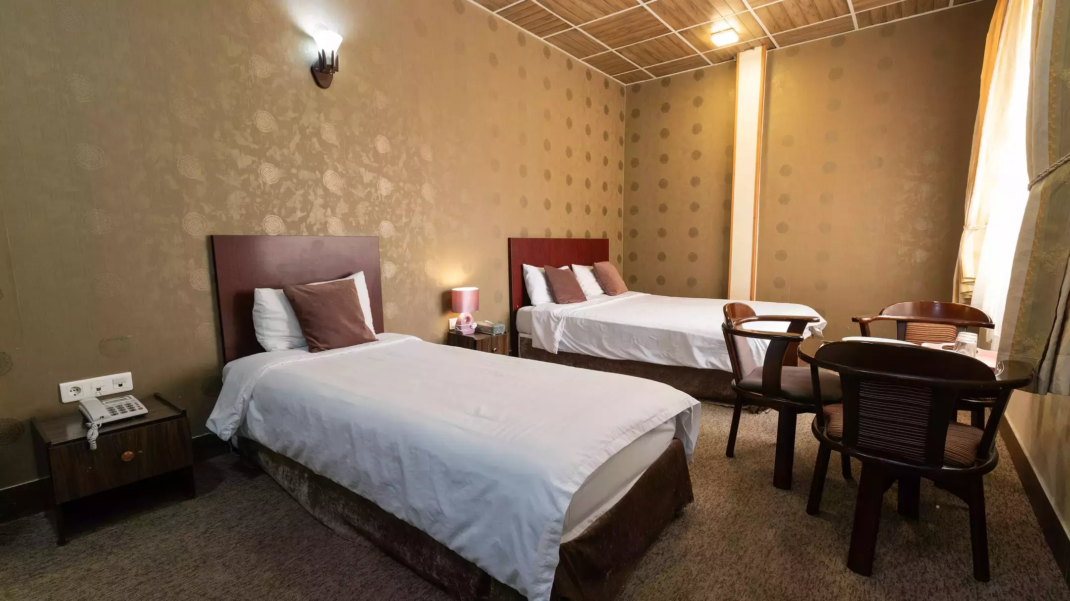 Alibaba https://cdn.alibaba.ir/ostorage/hotel-accommodation-images/67053407906add960f28e5b2_66e9696379e696602f42e512_هتل آرامش - اتاق سه تخته دبل سینگل (1).webp